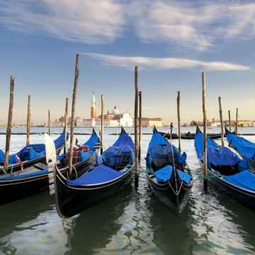Shared Gondola Ride discovering the Grand Canal of Venice