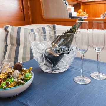 Romantic Dinner on board a panoramic boat departing from Cagliari