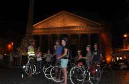 Bike tour notturno di gruppo del centro di Roma tra arte e cultura