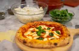 Pizza and gelato cooking class in Milan