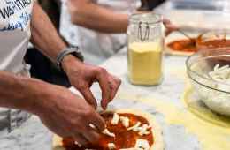 Pizza and gelato cooking class in Milan