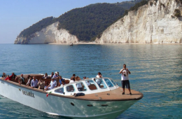 Tour di gruppo in barca a motore delle grotte e della Costa del Gargano