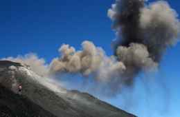 Full hiking day trip to Mount Etna from Taormina with Sicilian lunch 