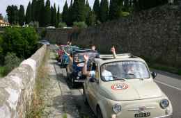 Escursione a bordo di una FIAT 500 per le colline toscane del Chianti
