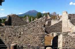 guide in pompeii