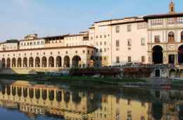 Sunset boat tour with Aperitivo in Florence - Uffizi Gallery