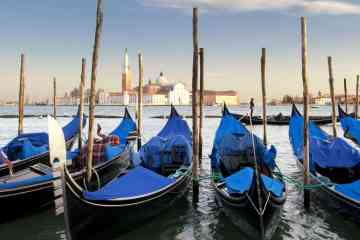 Shared Gondola Ride discovering the Grand Canal of Venice