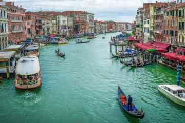 Tour di Venezia a bordo di una gondola privata, con cena esclusiva