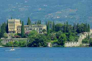 Full-day group tour around the best of Lake of Garda