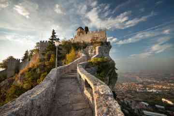 Tour privado desde Florencia para visitar San Marino y Bolonia