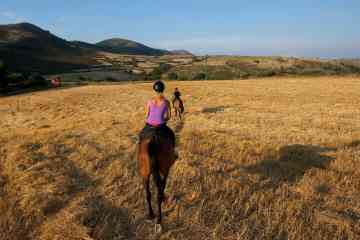 Escursione a cavallo con guida nel Sud della Sardegna, tra mare e montagna
