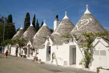 Group Walking Tour of Alberobello: guide and tasting included