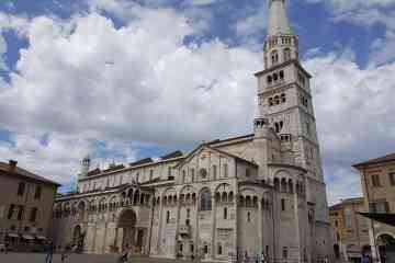 Private walking tour of the centre of Modena 