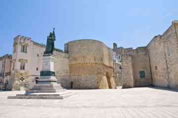 Walking group tour around the best of Otranto: guided included