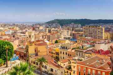 Tour panorámico por las mejores atracciones de Cagliari en minivan