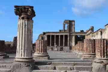 Excursión en grupo pequeño a Pompeya y Herculano desde Sorrento: recogida, billetes y almuerzo incluidos