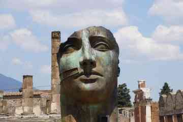 Small group tour to Pompeii and Capri by boat with aperitif included from Sorrento