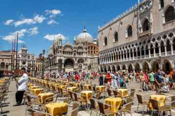 Tour per piccoli gruppi di Venezia con assaggi di piatti locali e giro in gondola