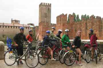 Small group bike tour around the best of Verona city center