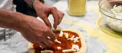Pizza and gelato cooking class in Milan