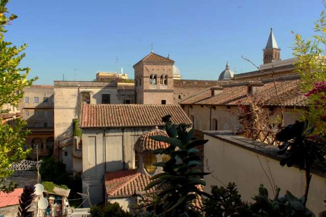 Have a dinner with Romans in the Rione Monti