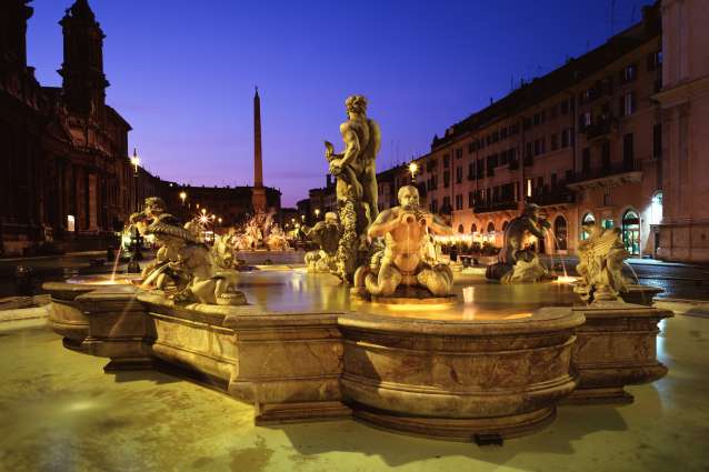 Main Square In Roma Group activity visiting the main Squares of Rome at Night