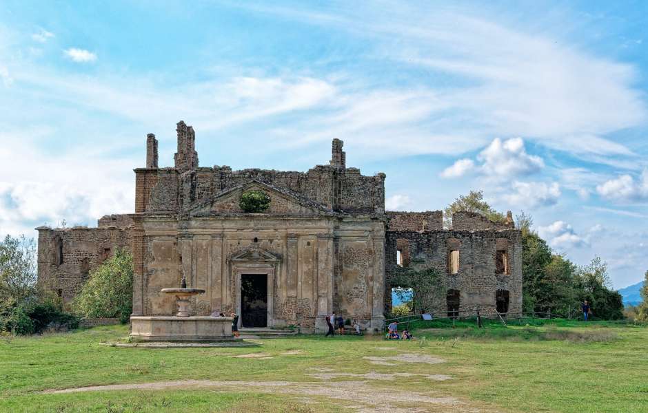 10 intriguing abandoned villages in Italy 