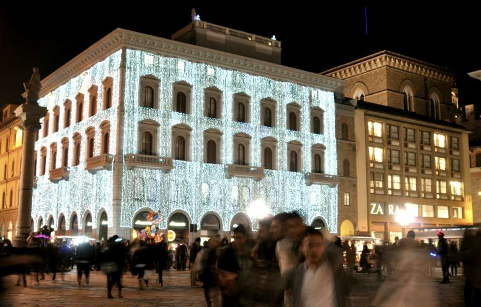 1.	Disfruta de una sesión de compras en las calles ricamente iluminadas y en los mercados navideños