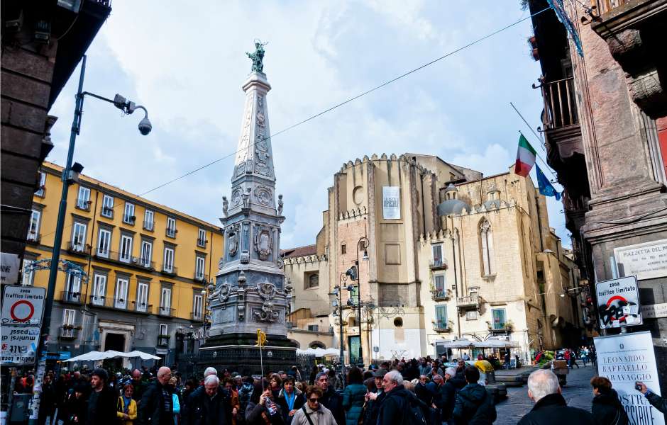 4.	Piazza San Domenico Maggiore