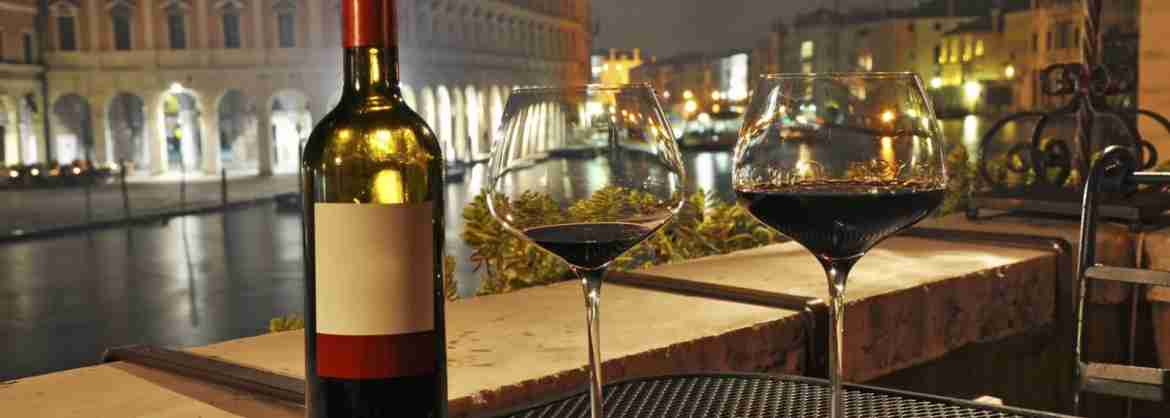 Wine and cicchetti tasting tour in the centre of Venice