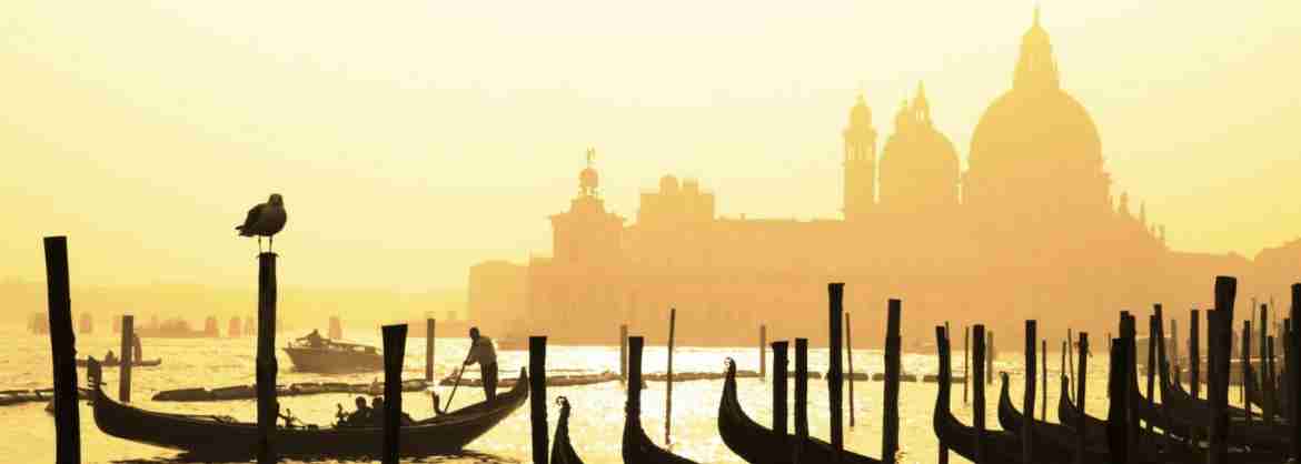 Serenata romantica in gondola condivisa sul Canal Grande di Venezia