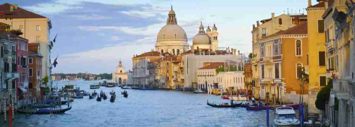 Tour per piccoli gruppi a bordo di una barca del Canal Grande di Venezia 
