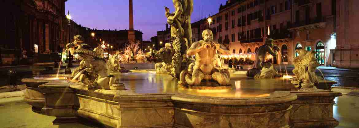 Tour notturno di gruppo a piedi delle principali piazze di Roma