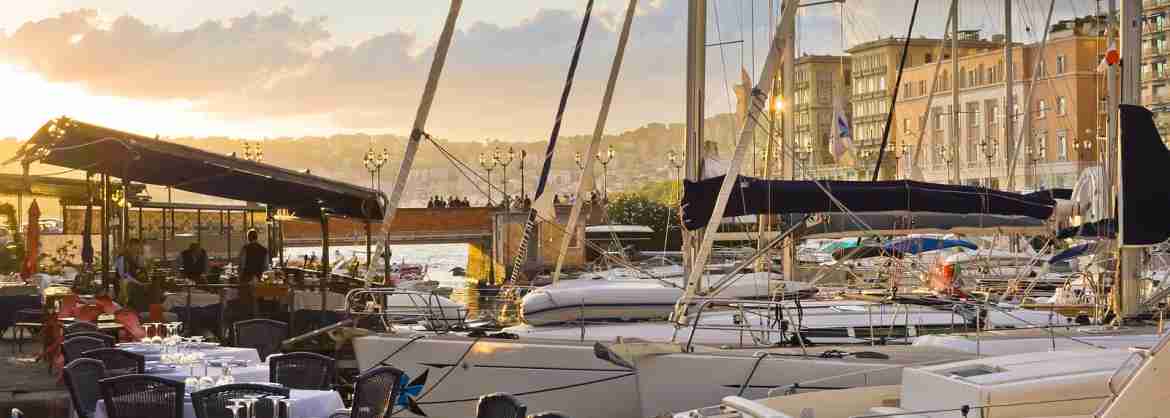 Tour in barca a Napoli al tramonto con aperitivo incluso