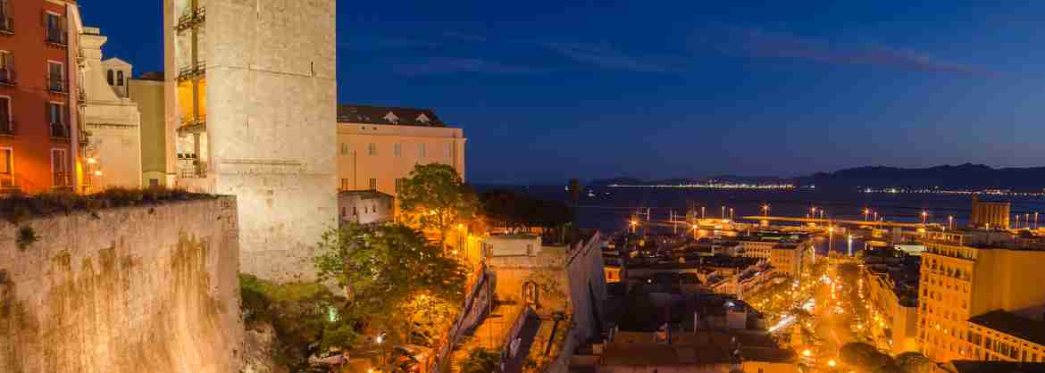 Tour guiado del centro histórico de Cagliari por la noche