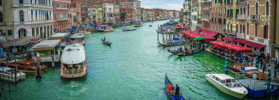Tour Romántico en Góndola por Venecia con Cena incluida en un Restaurante 