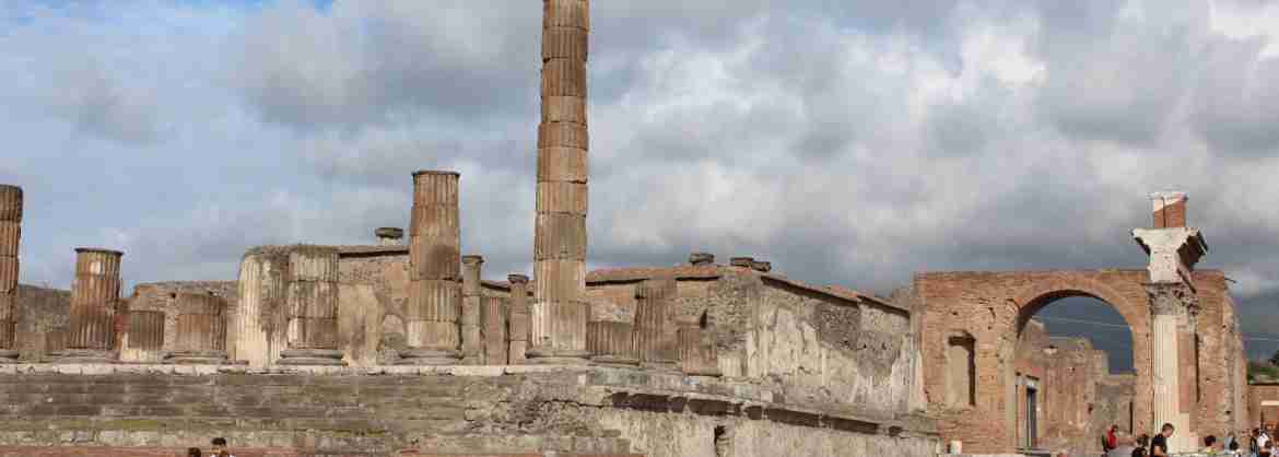 Day Group Tour in Pompeii with lunch & wine tasting included, departing from Naples