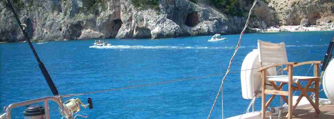 Excursión de medio día en barco por el Golfo de Cagliari de Cerdeña