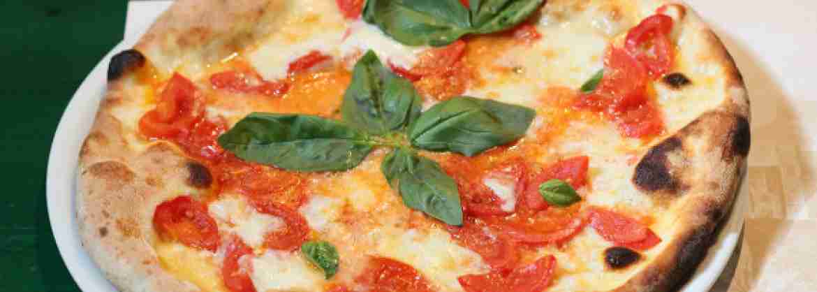 Clase para aprender a elaborar una deliciosa pizza en Taormina