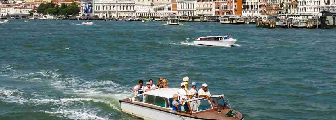 Transfer privato in taxi acquatico dal centro di Venezia a Piazzale Roma