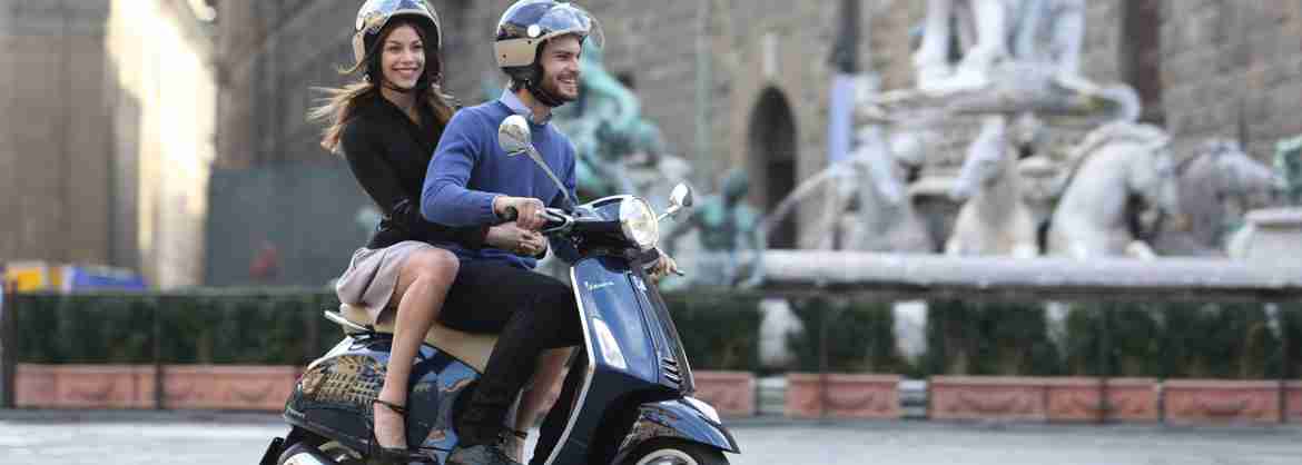 Tour around the best of the Center of Verona by Vespa