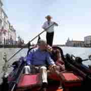Tour esclusivo dei canali di Venezia a bordo di una gondola privata