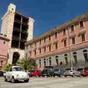 Tour privado del centro histórico de Cagliari en un Fiat 500 Vintage